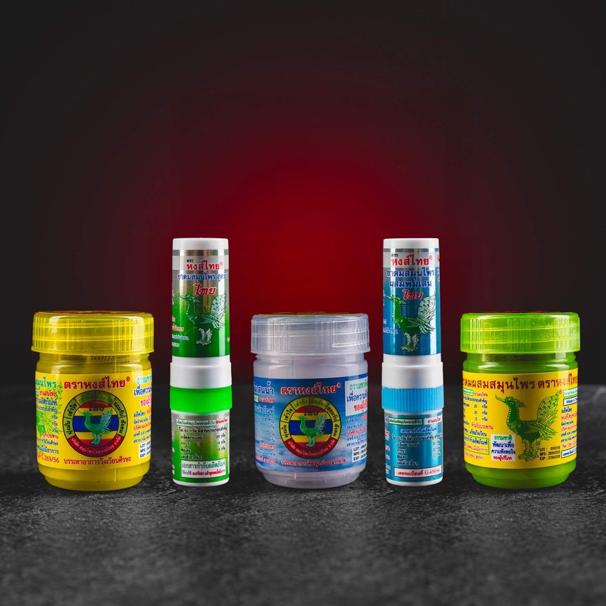 HongThai thailändischer Kräuterinhalator Kratom Welt – alle Varianten (Green, White, Yellow, Blue Nasal, Green Nasal) zusammen. Traditionelle thailändische Kräutermischung mit Kampfer, Minze, Borneol und Eukalyptus. Natürliches Produkt für Erfrischung und Linderung bei Kopfschmerzen, Schwindel, verstopfter Nase und Müdigkeit blend with camphor, peppermint, borneol and eucalyptus. Natural herbal product for refreshment, relief from dizziness, headache, blocked nose and fatigue todas las variantes